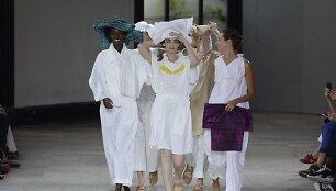 &bdquo;Issey Miyake&ldquo; 2019 m. pavasario ir vasaros kolekcijos modeliai