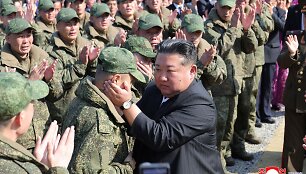 Kim Jong Unas su &Scaron;iaurės Korėjos kariais  / STR / AFP