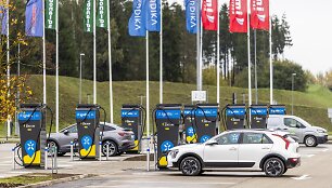 &bdquo;Ignitis ON&ldquo; Vilniuje atidarė didžiausią itin greito elektromobilių įkrovimo parką