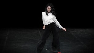 Luko Karvelio spektaklio &bdquo;Blank Spots&ldquo; akimirka