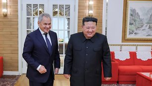 Šiaurės Korėjos lyderis Kim Jong-un susitinka su Rusijos delegacija. / KCNA / via REUTERS