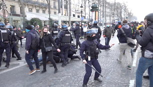 Policijos ir protestuotojų susidūrimai Eliziejaus laukuose