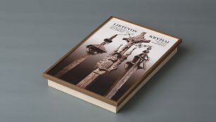 Reprezentacinė fotografijų kolekcija kurioje yra 100 didelio formato Adomo Varno, Balio Buračo, Kazio &Scaron;imonio, Jono Balio ir Rimanto Dichavičiaus darbai 