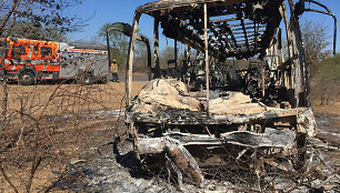 Zimbabvėje užsiliepsnojus autobusui žuvo 42 žmonės