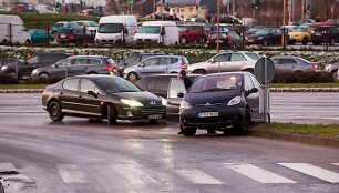 Vilniuje gatvės virto čiuožykla, žmonės įstrigo didžiulėse spūstyse