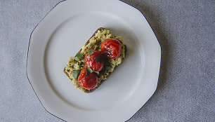 Sumuštinis su avokado ir avinžirnių užtepu bei pomidoriukais