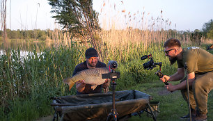 Karpių žūklę Lietuvoje išbandė žinomi žvejybos „influenceriai“ iš visos Europos