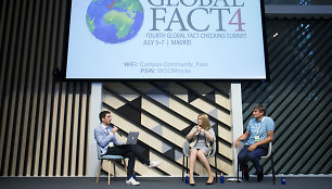 Alexios Mantzarlis, Aine Kerr ir Philippe Colombetas pasaulio faktų tikrintojų suvažiavime „Global Fact 4“