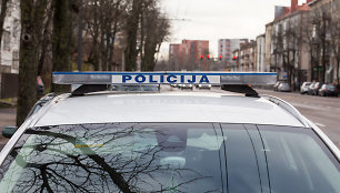 Mažeikių rajone policininkas tarnybiniu automobiliu partrenkė į kelią išbėgusią mažametę