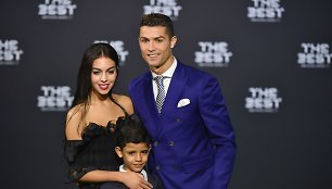 Cristiano Ronaldo su sūnumi ir drauge Georgina Rodriguez