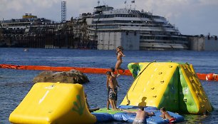 Vaikai žaidžia netoli nuskendusio kruizinio laivo „Costa Concordia“