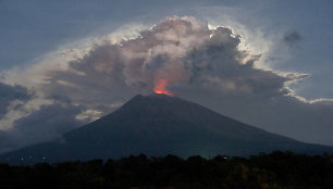 Balyje išsiveržus ugnikalniui įstrigo tūkstančiai turistų
