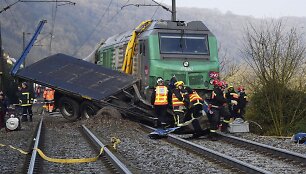 Prancūzijoje traukinys pervažoje atsitrenkė į vilkiką