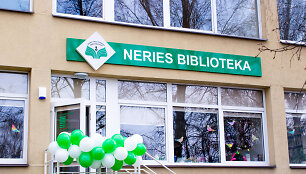 Kauno Neries biblioteka i&scaron;sikraustė i&scaron; daugiabučio ir &scaron;venčia įkurtuves.