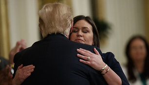 Sarah Sanders palieka darbą Baltuosiuose rūmuose.