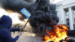 Prie Ukrainos Rados per demonstraciją dėl liustracijos įstatymo kilo susirėmimai.