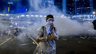 Honkonge protestuotojai buvo vaikomi panaudojus a&scaron;arines dujas.