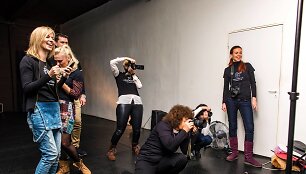 Savanoriai linksmino vaikus juos fotografuodami.