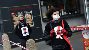 Lenkijoje protestuojama dėl &bdquo;drakoni&scaron;kų&ldquo; įstatymų projektų abortų ir lytinio &scaron;vietimo klausimais