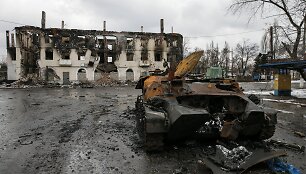 Donecko regione netoli sugriauto pastato stovi sudegęs Rusijos teroristų tankas
