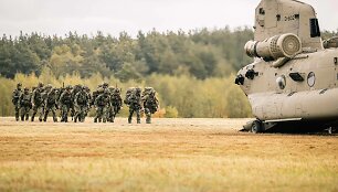 NATO pratybose Lenkijoje dalyvauja olandų oro desantas