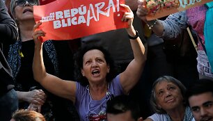 Prie Katalonijos parlamento susirinkę demonstrantai laukia nepriklausomybės paskelbimo