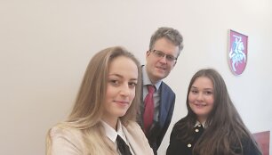 Goda Radzevičiūtė ir Agnė Narmontaitė su Lietuvos apeliacinio teismo teisėju dr. Justu Namavičiumi.