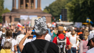 Berlyne rugpjūčio 29 d. į protestą rinkosi nepritariantieji Vokietijoje kovoje su COVID-19 taikomoms priemonėms 