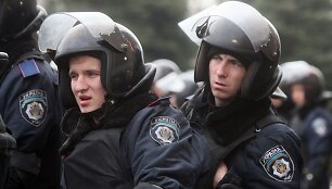 Ukrainos riau&scaron;ių policija prie vyriausybės pastato Donecke