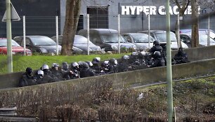 Policininkai netoli parduotuvės Paryžiuje, kurioje ginkluotas vyras laiko įkaitus.