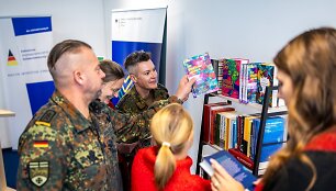 LKI perdavė Vokietijoje i&scaron;leistas lietuvių autorių knygas Vokietijos brigadai
