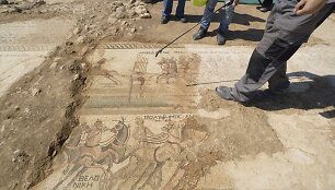 Kipre rasta reta IV amžiaus mozaika, vaizduojanti kovos vežimų lenktynes