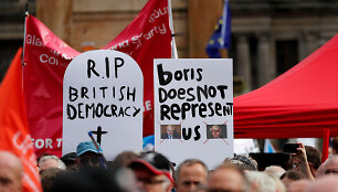 Didžiosios Britanijos gatves užplūdo protestuotojai