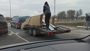 Jakų žiede ryte eismą komplikavo pirmoje juostoje įstrigęs lengvasis automobilis su priekaba. Krovinys pažiro gatvėje.