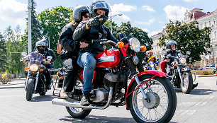 Unikali akcija „Mane veža“: kviečiančių neregius pakeliauti motociklais daugiau nei ypatingųjų keleivių