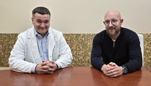 Laikinasis Respublikinės &Scaron;iaulių ligoninės direktorius Nerijus Rūk&scaron;telis (kairėje) ir gydytojas gastroenterologas Justas Birutis