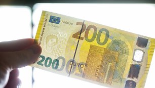 Pristatyti naujosios serijos „Europa“ 100 ir 200 eurų banknotai