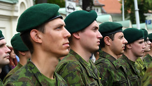 Jaunesniųjų karininkų vadų mokymų pirmojo karininko laipsnio suteikimo ceremonija