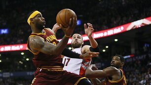 LeBronas Jamesas, Jonas Valančiūnas ir Tristanas Thompsonas