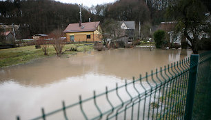 Nuo šlaito tekantis vanduo užliejo gyventojų turtą