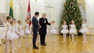 Dalia Grybauskaitė kartu su vaikais įžiebė pirmąją Kalėdų eglę.