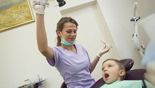 &Scaron;e&scaron;tadienį daugiavaikių &scaron;eimų vaikai lankėsi odontologijos klinikoje.