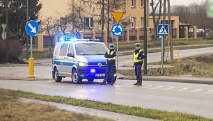 Eismo srautus prie atidaromos „Stokrotkos“ prižiūri ir policijos pareigūnai