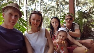 Viktorija Mauručaitė ir Artūras Butkevičius su dukra Angela bei Gabrielė Grygolaitytė-Vasha ir Ronaldas Rutkauskas