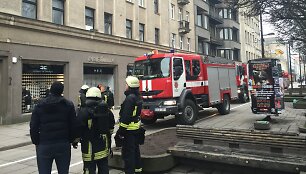 Jaučiamas dūmų kvapas viename i&scaron; Laisvės alėjos daugiabučių