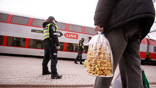 Pareigūnai stotyse tikrino keliautojų dokumentus