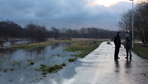 I&scaron;siliejusi i&scaron; krantų Danės upė pasiekė gyventojų namus.