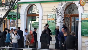 Eilė prie banko Sevastopolyje