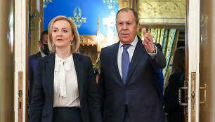 Liz Truss ir Sergejus Lavrovas