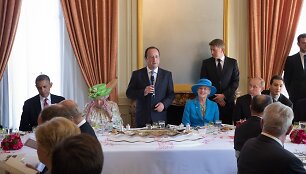 Lyderių pietūs. Kalbą sako &scaron;eimininkas Francois Hollande\'as